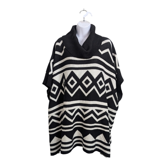 Old Navy Woman Plus Black White Geo Pattern Poncho Sweater Cowl Neck 1X-2X - Picture 1 of 9